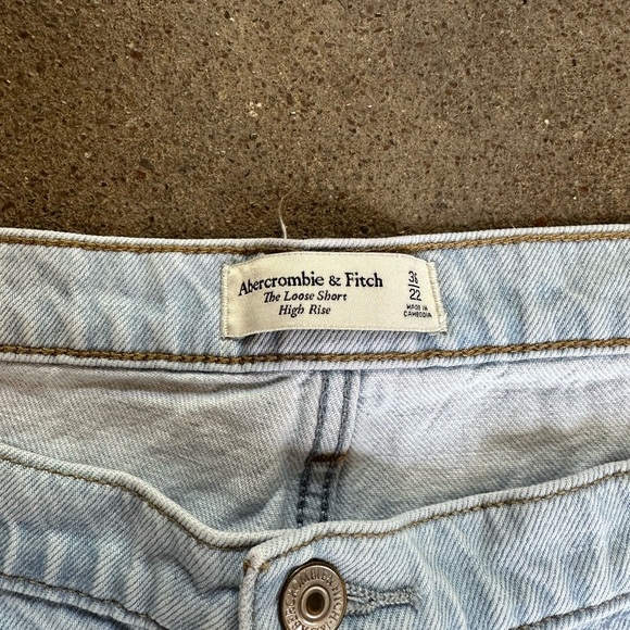 Abercrombie & Fitch The Loose Short High Rise Pleated Light Wash Size 36|22 Flaw - Picture 7 of 8